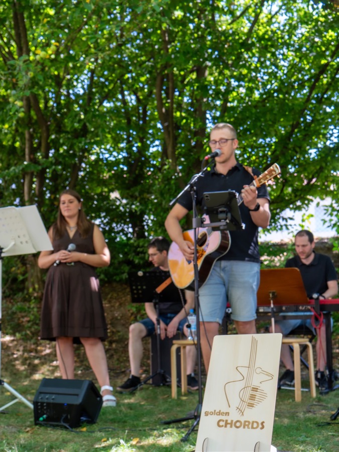 Golden CHORDS – Hannah mit Band bei einer kirchlichen Trauung