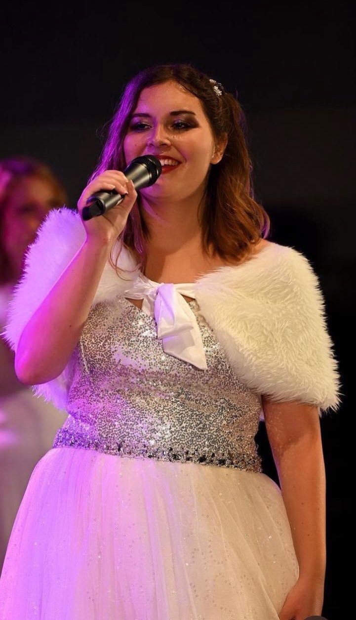 Festlicher Auftritt im weißen Kleid bei einem Winterkonzert